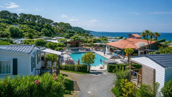 Les campings du Pays Basque avec piscine pour des vacances rafraîchissantes